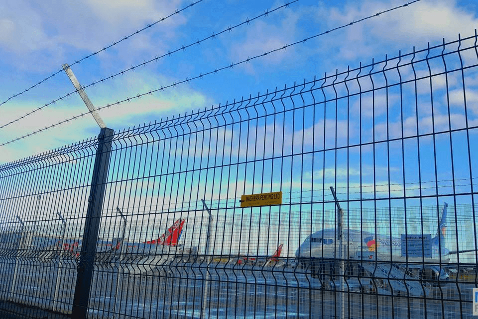 سياج شبكي ثلاثي الأبعاد سياج المطار بالأسلاك الشائكة