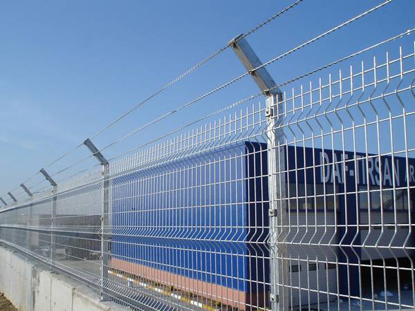 galvanized curvy wire fence