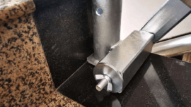 عمود حاجز لحماية حافة الدرج