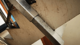 عمود حاجز لحماية حافة الدرج