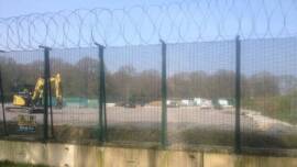 سياج أمني عالي لحقول النفط