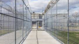 سياج السجن سلسلة ربط السور مع الأسلاك الشائكة الشائكة كونسرتينا